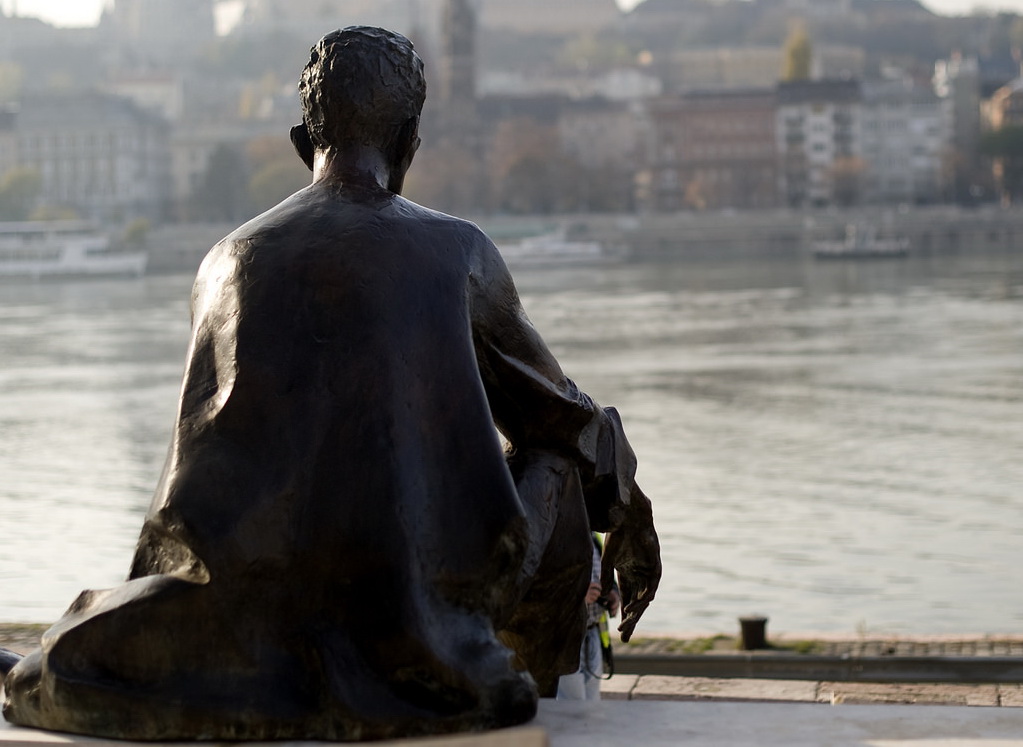 József Attila szobra a Dunaparton, háttal