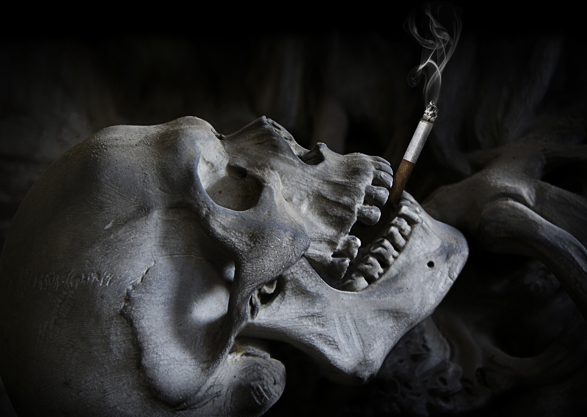 Egy koponya dohányzás közben. Elrettentő célzatú kép.